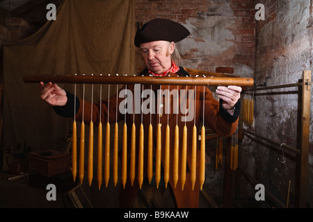 Candela maker Roy Figgis fare candele in cera d'api a Shugborough lavoro storico station wagon, Staffordshire Foto Stock