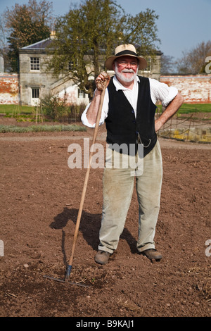 Il giardiniere nel XIX secolo i vestiti in lavoro il giardino murato, Shugborough lavoro storico station wagon, Staffordshire Foto Stock