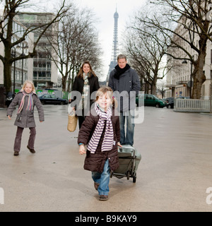 La famiglia che va al mercato Foto Stock