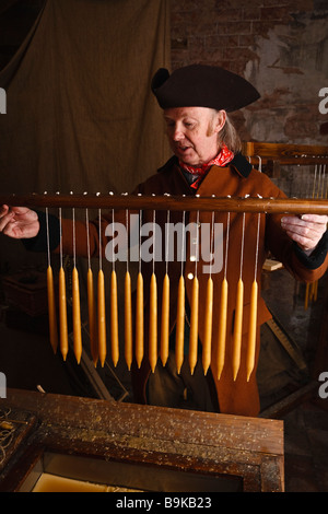 Candela maker Roy Figgis fare candele in cera d'api a Shugborough lavoro storico station wagon, Staffordshire Foto Stock