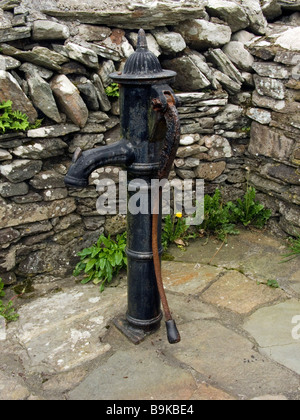 Vecchio azionato a mano la pompa dell'acqua sull'isola di Cape Clear West Cork Foto Stock