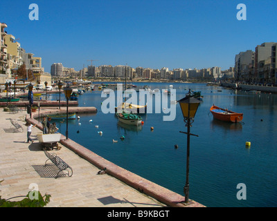 St Julians Bay, Spinola, sul porto e sul lungomare Promenade, Malta Foto Stock