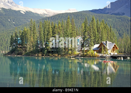 Canada, British Columbia, Parco Nazionale di Yoho, il Lago di Smeraldo, Emerald Lake Lodge, canoisti sul lago Foto Stock