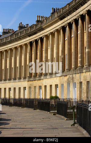 Vista del Royal Crescent uno di vasca da bagno più i punti di riferimento iconici,una fila di 30 case a schiera enunciate in un travolgente mezzaluna in bagno, Somerset England Regno Unito Foto Stock