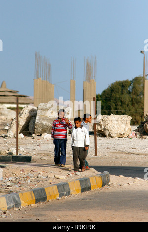 I ragazzi a camminare in Hurghada sul Mar Rosso in Egitto Foto Stock