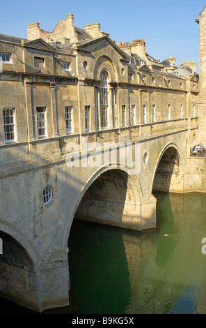 Lo storico Pulteney Bridge di Bath, Regno Unito, si estende lungo il fiume Avon con la sua iconica architettura georgiana e i pittoreschi archi, un famoso punto di riferimento del regno unito Foto Stock