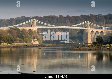 Thomas Telford s Menai Suspension Bridge attraverso il Menai Straits di Anglesey north Wales UK Foto Stock