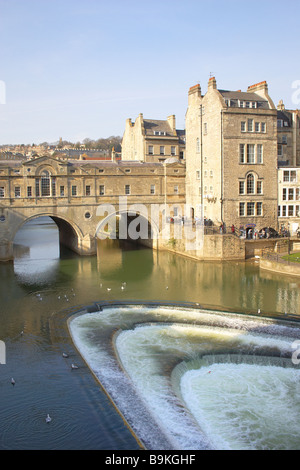 Lo storico Pulteney Bridge di Bath, Regno Unito, si estende lungo il fiume Avon con la sua iconica architettura georgiana e i pittoreschi archi, un famoso punto di riferimento del regno unito Foto Stock