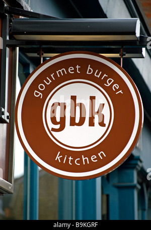 Gourmet Burger Kitchen segno e logo, a Kingston upon Thames Surrey, Inghilterra Foto Stock