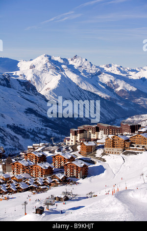 Francia, Savoie, Les Menuires, Reberty distretti e Club Med, Massif de la Vanoise in background Foto Stock