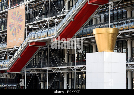 Francia, Parigi, dal Centre Pompidou e dagli architetti Renzo Piano e Richard Rogers e Gianfranco Franchini, esplanade con la pentola Doré Foto Stock