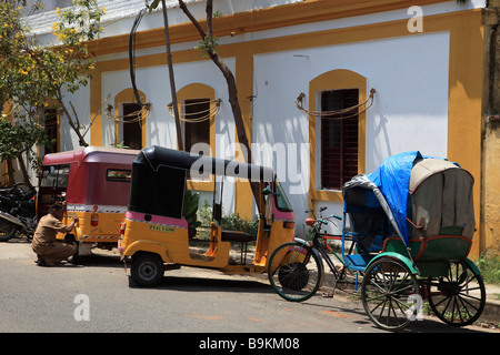 India Puducherry Pondicherry street scene rickshaws architettura coloniale francese Foto Stock