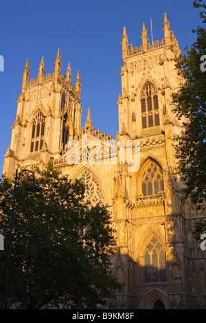 La grande finestra Occidentale e le due torri ad ovest di York Minster Cattedrale Gotica Foto Stock