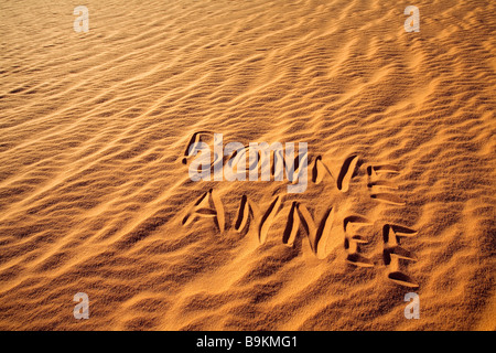 La Mauritania, Adrar, Felice Anno Nuovo scritto nella sabbia Foto Stock