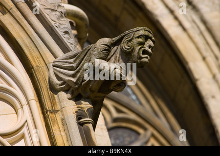 Una statua di pietra su York Minster Cattedrale Gotica nella città di York, Inghilterra Foto Stock