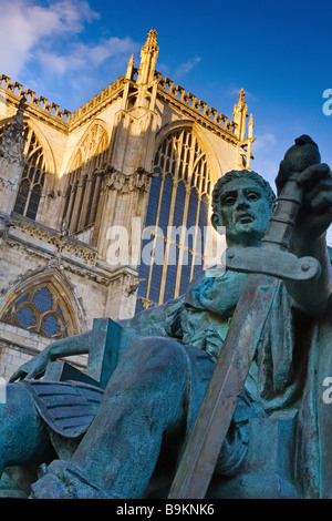 La Statua di Costantino il Grande al di fuori di York Minster Cattedrale Gotica nella città di York, Inghilterra Foto Stock
