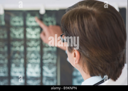 Medico esaminando un x-ray relazione Foto Stock