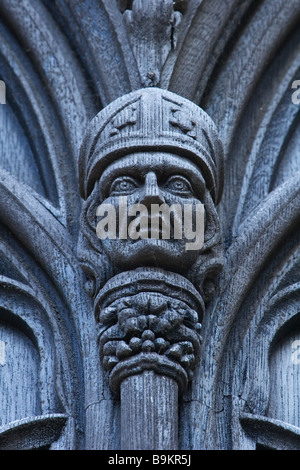 Incisioni su una porta di legno di York Minster Cattedrale Gotica nella città di York, Inghilterra Foto Stock