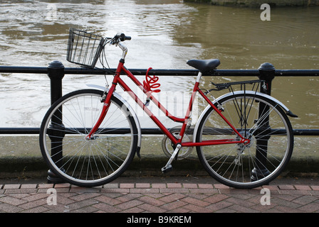 Moto parcheggiata dal Fiume Great Ouse a St Ives Cambridgeshire East Anglia Est Inghilterra Foto Stock