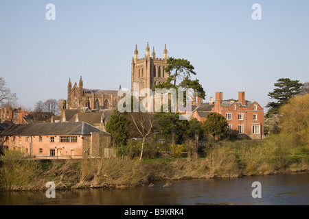 Hereford Inghilterra UK Marzo guardando attraverso il fiume Wye verso la cattedrale e il Palazzo dei Vescovi Foto Stock