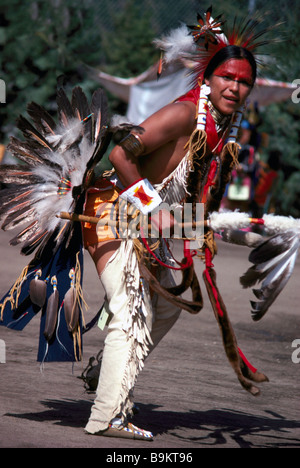 Nativi americani ballerino indiano nel tradizionale Regalia a Pow Wow su una Riserva Indiana Foto Stock