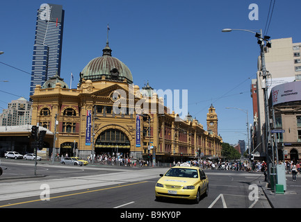 Vittoriano storica stazione ferroviaria La stazione di Flinders Street e Eureka Tower in background in Melbourne, Australia. Foto Stock