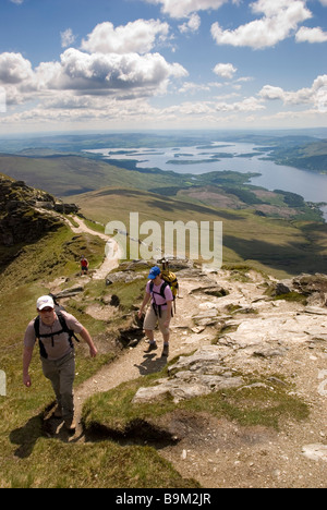 Hillwalkers escursione al vertice di Ben Lomond con il Loch Lomond in background in una calda giornata estiva, Stirlingshire, Scozia Foto Stock