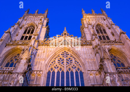 La grande finestra Occidentale e le due torri ad ovest di York Minster Cattedrale Gotica di sera Foto Stock