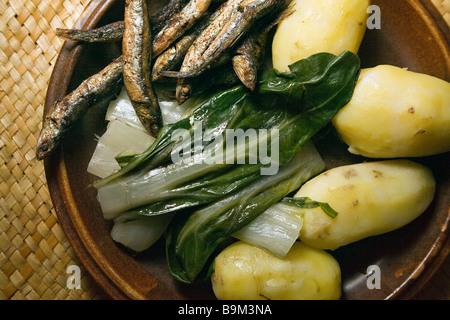 Semplice sano deliziosa cena abbondante patate bollite con le sardine fritte e bietole condita con olio di oliva Foto Stock