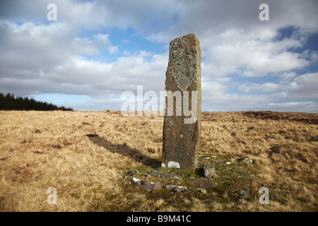 Maen Madoc pietra permanente. Il Maen Madog Stone si trova adiacente alla strada romana, Sarn Helen, il Brecon Beacons, South Wales, Regno Unito Foto Stock