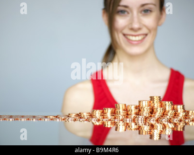 Modello femminile con due pence monete Foto Stock