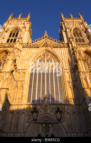 La grande finestra Occidentale e le due torri ad ovest di York Minster Cattedrale Gotica Foto Stock