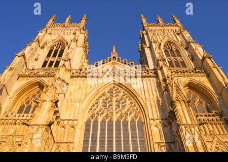 La grande finestra Occidentale e le due torri ad ovest di York Minster Cattedrale Gotica Foto Stock