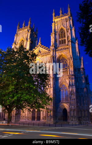 La grande finestra Occidentale e le due torri ad ovest di York Minster Cattedrale Gotica di sera Foto Stock