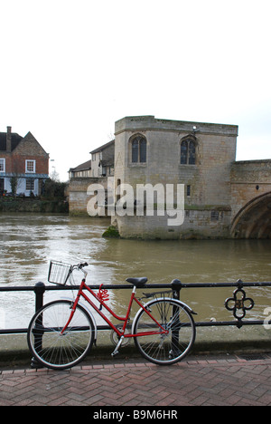 Moto parcheggiata dal Fiume Great Ouse e Cappella del Ponte a St Ives Cambridgeshire East Anglia Est Inghilterra Foto Stock