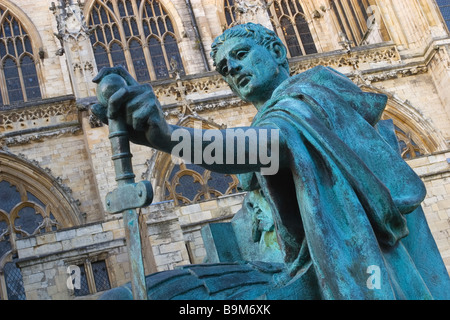 La Statua di Costantino il Grande al di fuori di York Minster Cattedrale Gotica nella città di York, Inghilterra Foto Stock