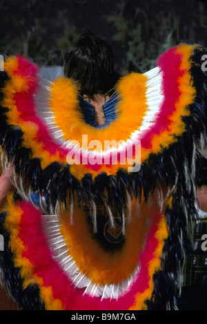 Native American Indian Dancer nel Cerimoniale tradizionale Regalia a Pow Wow su una Riserva Indiana Foto Stock