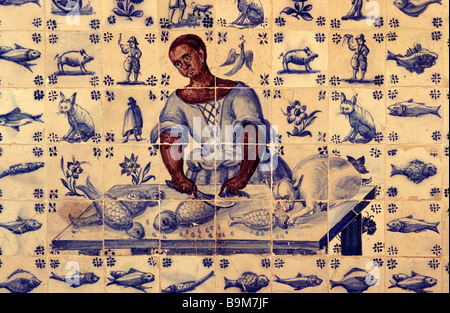 Il Portogallo, Lisbona, Museu da Cidade (città museo) nel Palacio Pimenta, azueljos mostra uno slave per la cottura Foto Stock