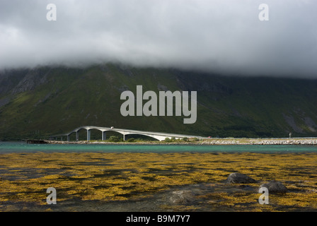 Ponte tra Austvågøy e Gimsøy, Lofoten, Nordland, Norvegia, Scandinavia, Europa Foto Stock