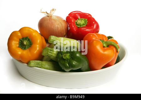 Un vegetale soffriggere in un wok,con strisce di colore rosso,giallo,verde e arancione il peperone,la zucchina e cipolla Foto Stock