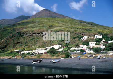 Stromboli e le isole Eolie, Italia. Il vulcano e la spiaggia di sabbia nera. Foto Stock