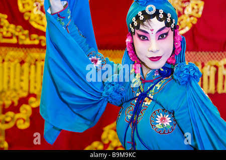 Taiwan, Taipei, Taiwan Hall di cemento, Taipei Eye, attrice cinese e la cantante lirica Chang neve colpisce una posa prima di andare su Foto Stock