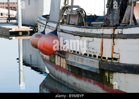 Barca da pesca buoyed Foto Stock