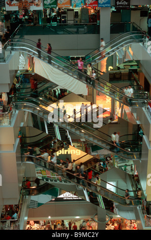 Scale mobili nel centro shopping MBK, Bangkok, Thailandia Foto Stock