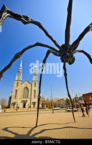 La scultura denominata Maman con la cattedrale di Notre Dame Basilica in background nella città di Ottawa Ontario Canada Foto Stock