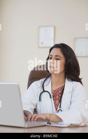 Medico donna usando un computer portatile Foto Stock