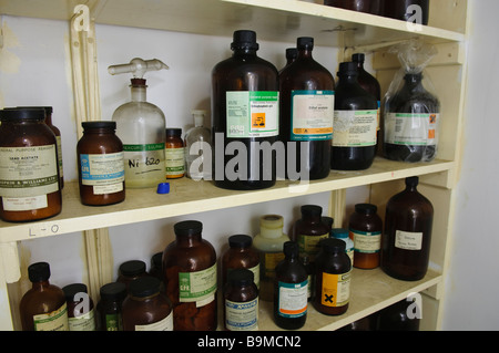 Sostanze chimiche pericolose su un ripiano in un laboratorio Foto Stock