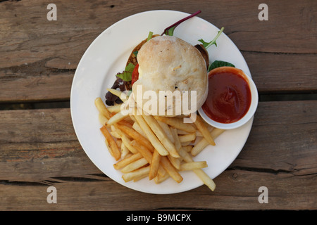 Hamburger e patatine su un tavolo rustico Foto Stock