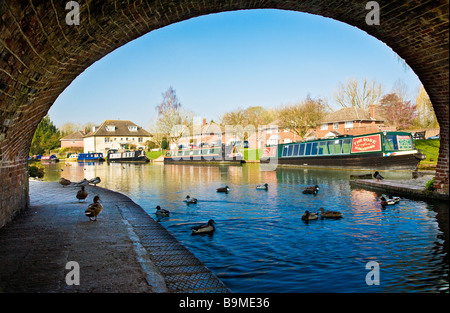 Una vista da sotto il ponte di Kennet and Avon Canal e Hungerford Wharf a Hungerford Berkshire England Regno Unito Foto Stock