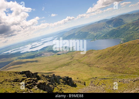 La vista sul Loch Lomond dal vertice di Ben Lomond in una limpida giornata estiva, Stirlingshire, Scozia Foto Stock